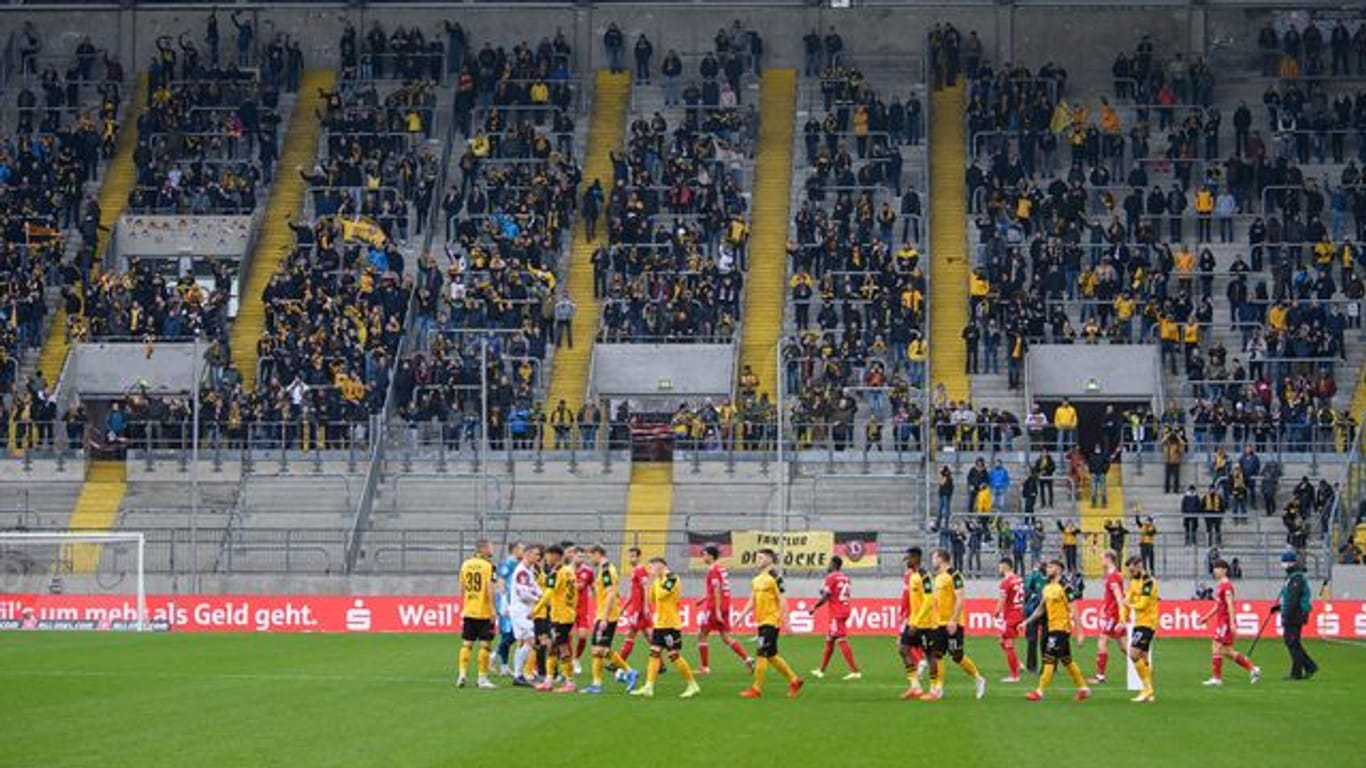 Wegen der hohen Corona-Fallzahlen muss Dynamo Dresden vorerst auf Zuschauer verzichten.