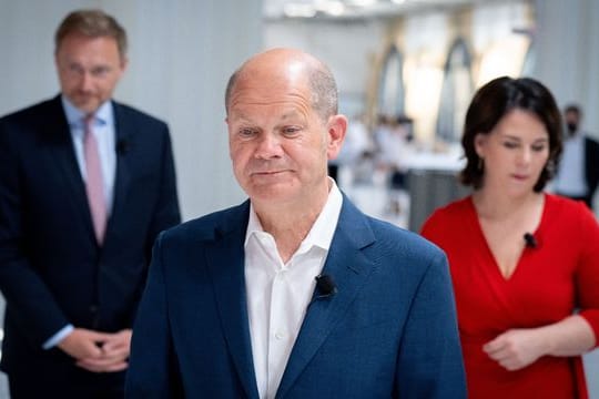 Olaf Scholz, Annalena Baerbock und Christian Lindner: Die Ampel-Koalitionäre haben sich auf eine Verteilung der Ministerien geeinigt.