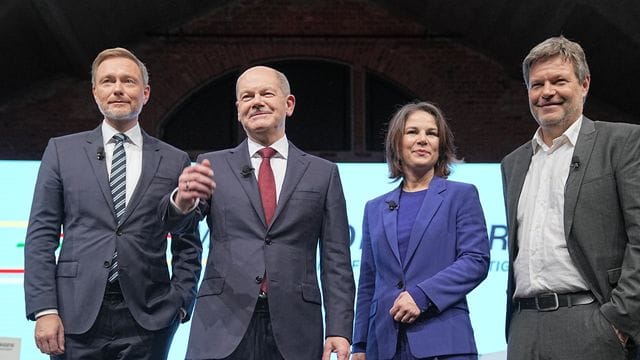 Christian Lindner, Olaf Scholz, Annalena Baerbock und Robert Habeck stellen in Berlin den Koalitionsvertrag der Ampel-Parteien vor.