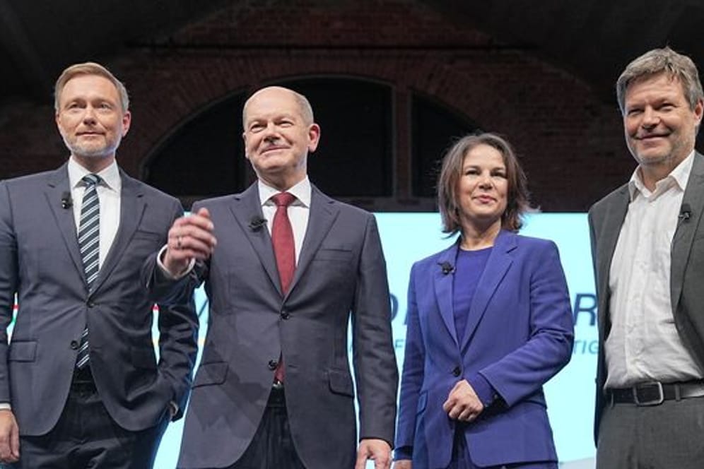 Christian Lindner, Olaf Scholz, Annalena Baerbock und Robert Habeck stellen in Berlin den Koalitionsvertrag der Ampel-Parteien vor.
