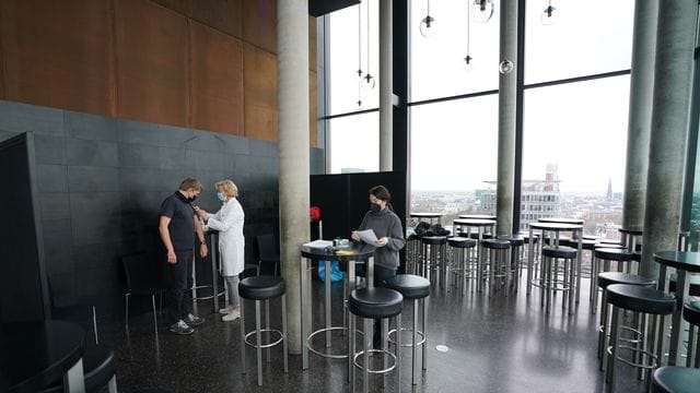 Ein Mann lässt sich in der Skyline Bar 20up im 20. Ein Mann lässt sich in der Skyline Bar 20up im 20.