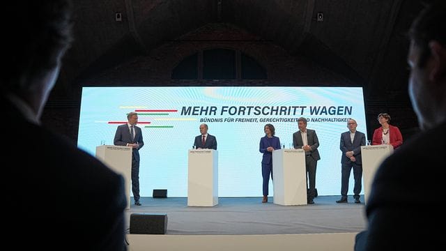 Der Mindestlohn soll auf 12 Euro steigen: Christian Lindner (l-r), Olaf Scholz, Annalena Baerbock, Robert Habeck, Norbert Walter-Borjans und Saskia Esken stellen den Koalitionsvertrag vor. Der Mindestlohn soll auf 12 Euro steigen: Christian Lindner (l-r), Olaf Scholz, Annalena Baerbock, Robert Habeck, Norbert Walter-Borjans und Saskia Esken stellen den Koalitionsvertrag vor.