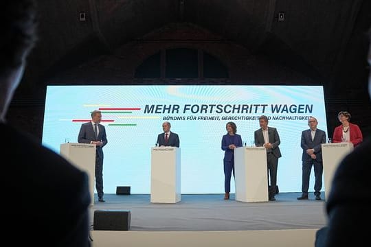 Der Mindestlohn soll auf 12 Euro steigen: Christian Lindner (l-r), Olaf Scholz, Annalena Baerbock, Robert Habeck, Norbert Walter-Borjans und Saskia Esken stellen den Koalitionsvertrag vor.