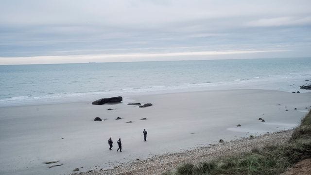 Französische Polizisten patrouillieren am Strand (Archiv).