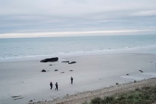 Französische Polizisten patrouillieren am Strand (Archiv).