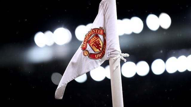 Eine Eckfahne mit dem Logo von Manchester United im Old Trafford. Eine Eckfahne mit dem Logo von Manchester United im Old Trafford.