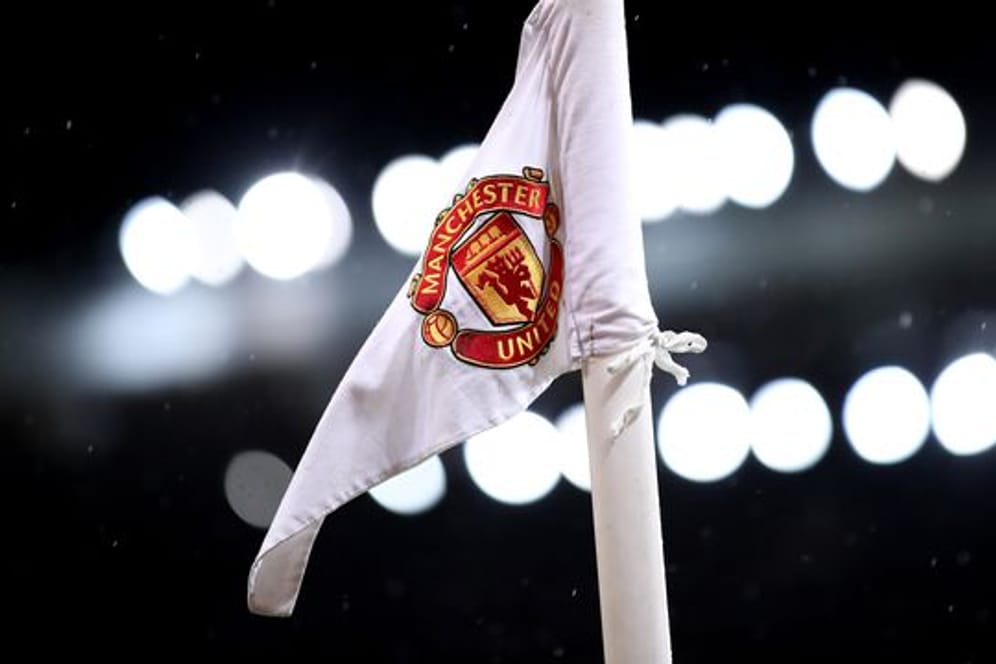 Eine Eckfahne mit dem Logo von Manchester United im Old Trafford.