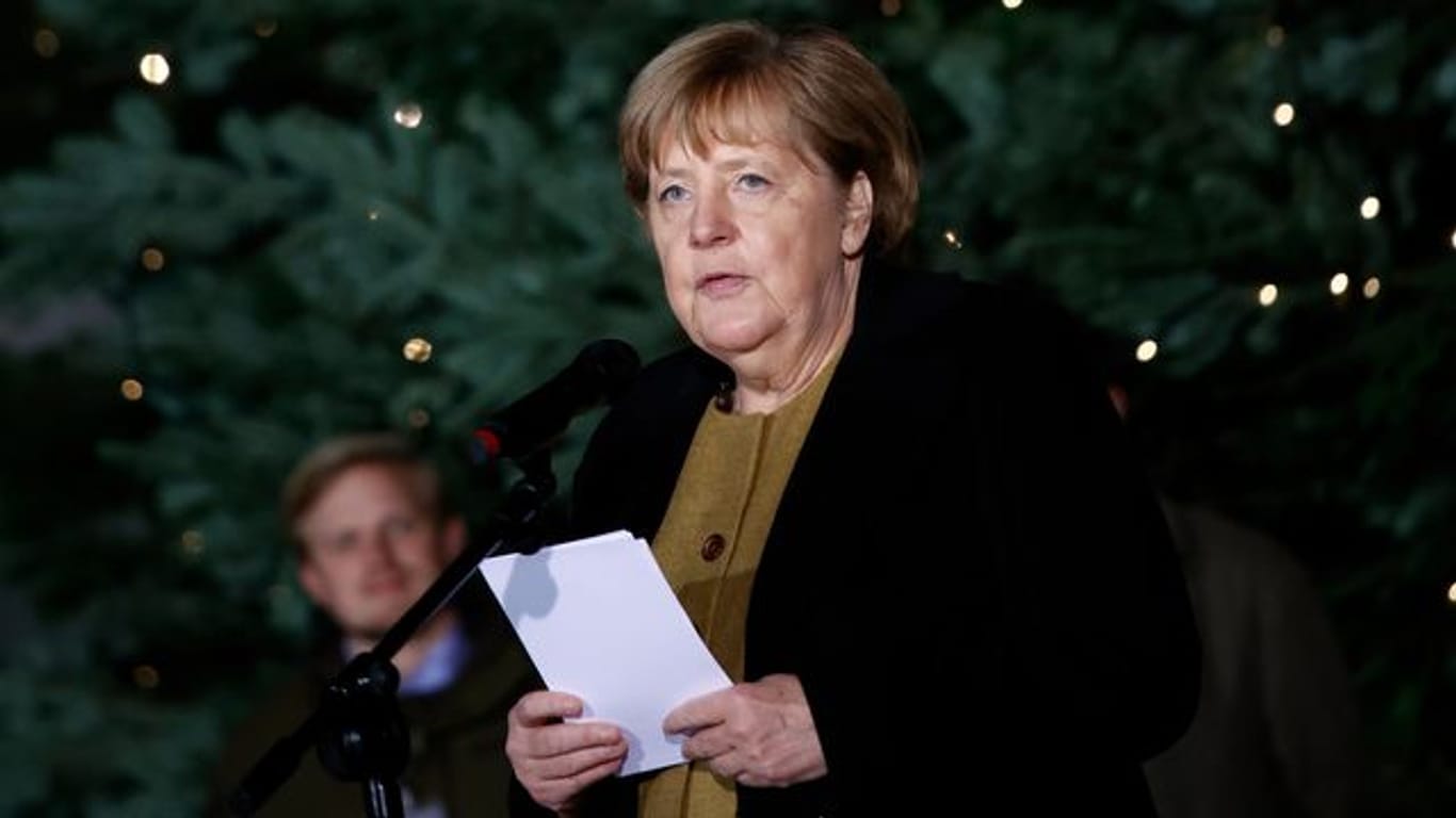 Bei der traditionellen Übergabe des Weihnachtsbaums an das Kanzleramt gibt sich Angela Merkel ganz entspannt.