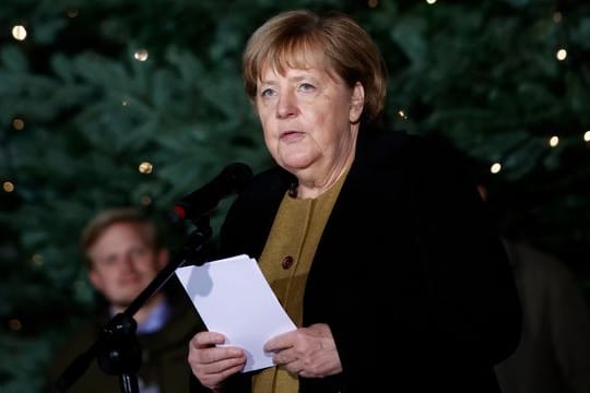 Bei der traditionellen Übergabe des Weihnachtsbaums an das Kanzleramt gibt sich Angela Merkel ganz entspannt.