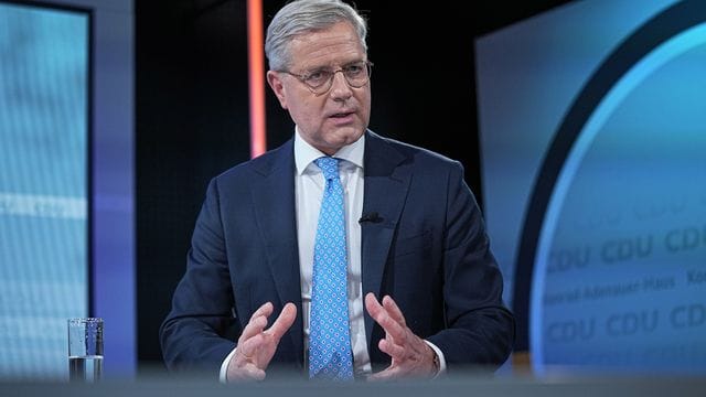 Norbert Röttgen kritisiert, dass zu spät mit der Produktion von Munition begonnen wurde.