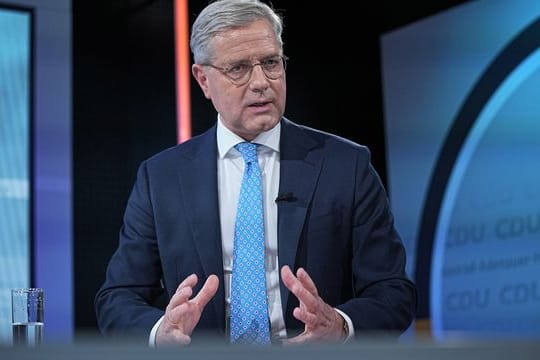 Norbert Röttgen kritisiert, dass zu spät mit der Produktion von Munition begonnen wurde.