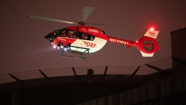 Ein Rettungshubschrauber mit einem Intensivpatienten aus Suhl landet in Hannover.