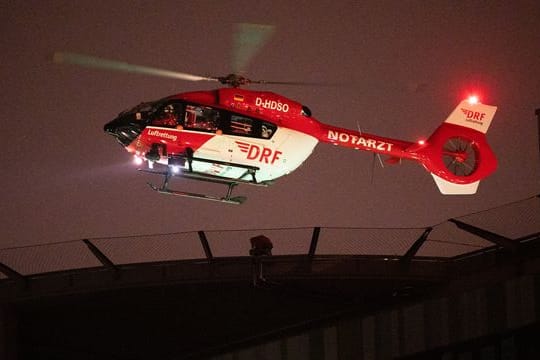 Ein Rettungshubschrauber mit einem Intensivpatienten aus Suhl landet in Hannover.