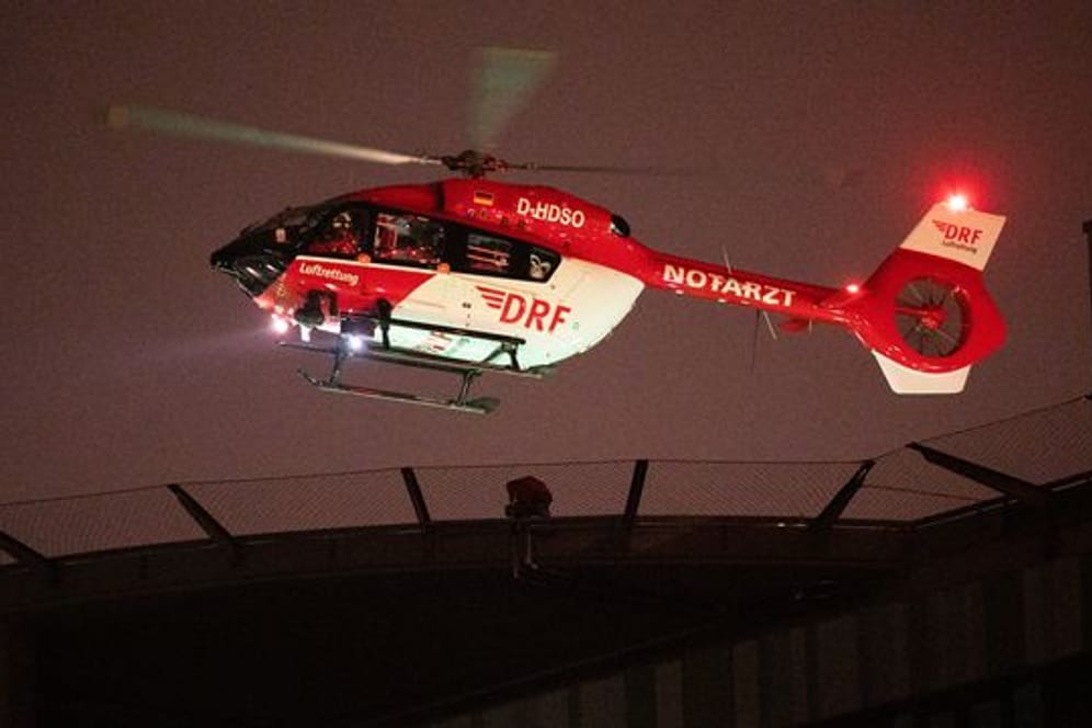 Ein Rettungshubschrauber mit einem Intensivpatienten aus Suhl landet in Hannover.