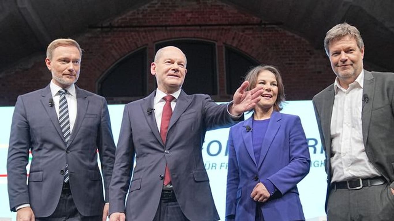 Christian Lindner (FDP), Olaf Scholz (SPD), Annalena Baerbock (Bündnis 90/Die Grünen) und Robert Habeck stellen den gemeinsamen Koalitionsvertrag vor.