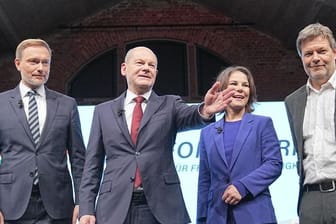 Christian Lindner (FDP), Olaf Scholz (SPD), Annalena Baerbock (Bündnis 90/Die Grünen) und Robert Habeck stellen den gemeinsamen Koalitionsvertrag vor.