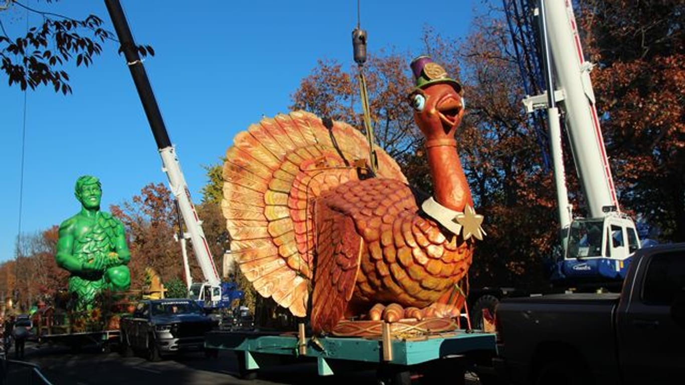 Figuren werden für die alljährliche Thanksgiving-Parade vorbereitet.