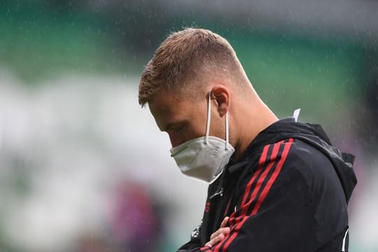 Bayerns Joshua Kimmich steht vor einem Spiel auf dem Platz.