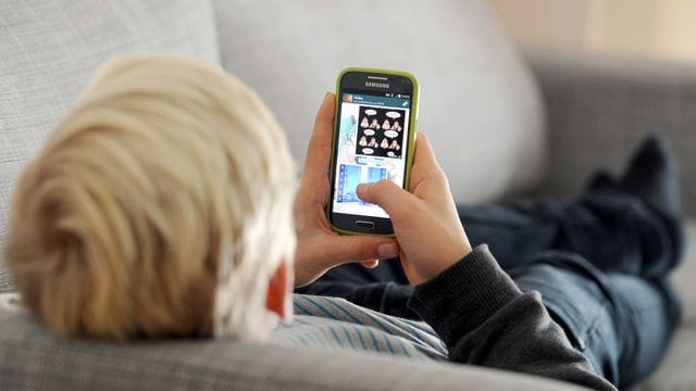 Ein Kind mit einem Smartphone. Ein Kind mit einem Smartphone.