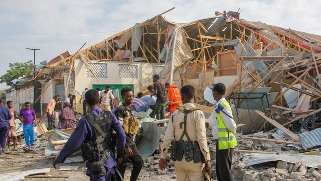 Sicherheits- und Rettungskräfte suchen nach Opfern am Ort der Explosion.