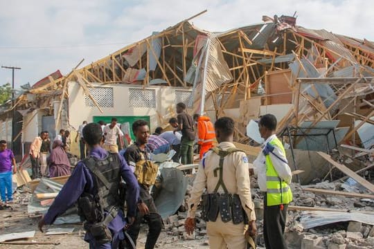 Sicherheits- und Rettungskräfte suchen nach Opfern am Ort der Explosion.