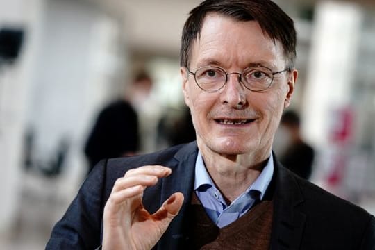 SPD-Gesundheitsexperte Karl Lauterbach hat sich zum Corona-Fall Joshua Kimmich geäußert.