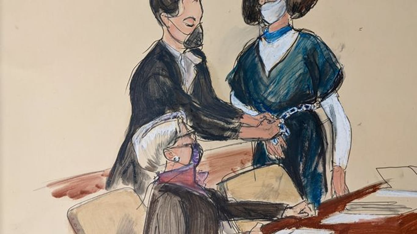 Auf dieser Gerichtsskizze steht Ghislaine Maxwell vor ihrer Anwältin Bobbi Sternheim, während eine Gerichtsangestellte ihr vor einer Anhörung die Fesseln abnimmt.