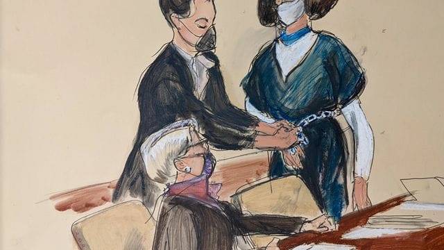 Auf dieser Gerichtsskizze steht Ghislaine Maxwell vor ihrer Anwältin Bobbi Sternheim, während eine Gerichtsangestellte ihr vor einer Anhörung die Fesseln abnimmt. Auf dieser Gerichtsskizze steht Ghislaine Maxwell vor ihrer Anwältin Bobbi Sternheim, während eine Gerichtsangestellte ihr vor einer Anhörung die Fesseln abnimmt.