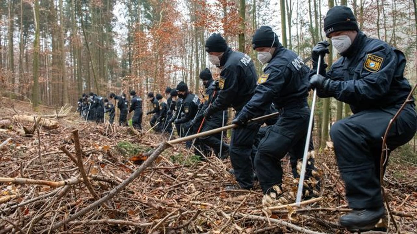 Polizisten durchsuchen ein Waldstück bei Kipfenberg.