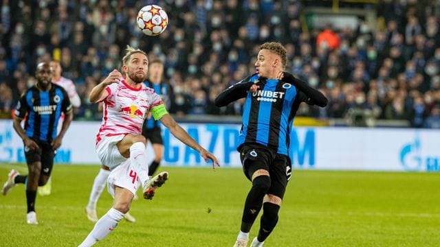 Leipzigs Kevin Kampl (l) im Zweikampf mit Brügges Noa Lang.