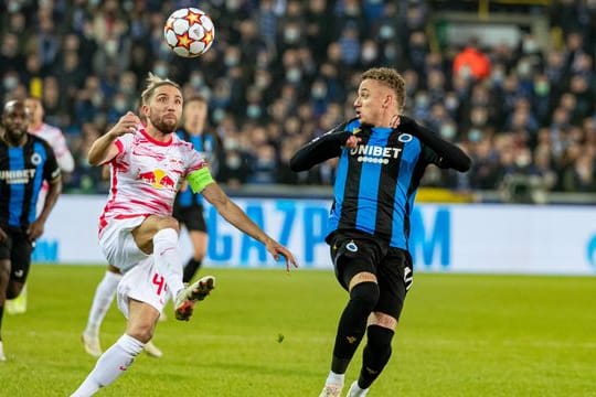 Leipzigs Kevin Kampl (l) im Zweikampf mit Brügges Noa Lang.