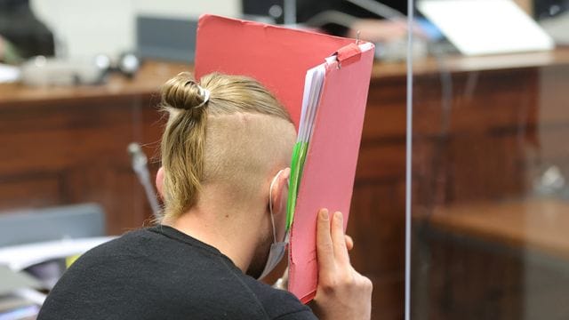 Der Angeklagte wurde wegen versuchten Totschlags und gefährlicher Körperverletzung verurteilt. Der Angeklagte wurde wegen versuchten Totschlags und gefährlicher Körperverletzung verurteilt.