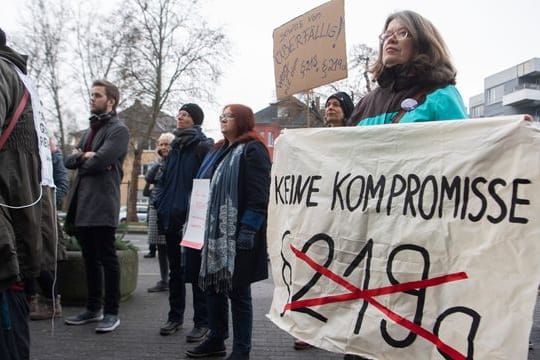 Demonstranten fordern die Abschaffung des Paragrafen 219a StGB (Archivbild).