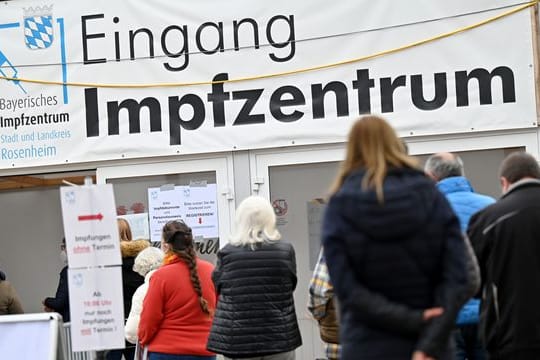 Impfwillige stehen vor dem Eingang des Impfzentrums in Rosenheim.