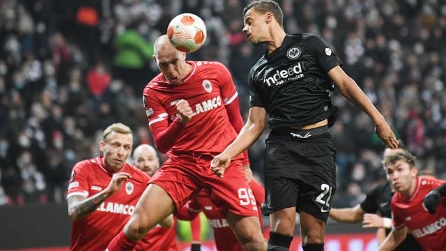 Antwerpens Michael Frey kommt vor dem Frankfurter Timothy Chandler (r) an den Ball.