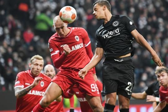 Antwerpens Michael Frey kommt vor dem Frankfurter Timothy Chandler (r) an den Ball.