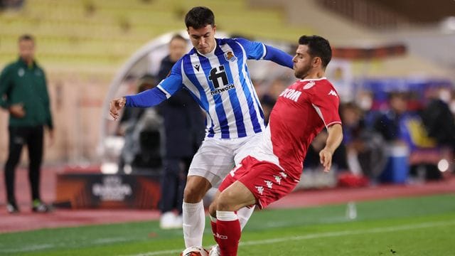 Monacos Kevin Volland (r) im Zweikampf mit Martin Zubimendi von Real Sociedad.