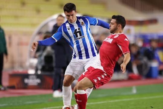 Monacos Kevin Volland (r) im Zweikampf mit Martin Zubimendi von Real Sociedad.