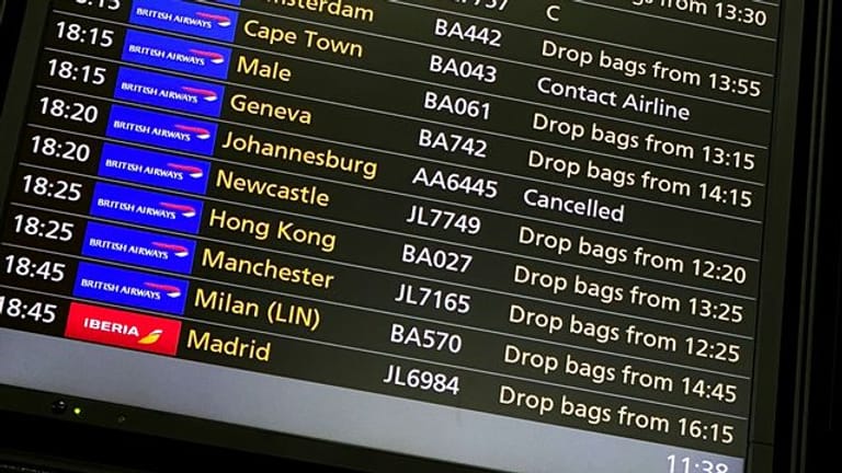 Auf einer Abflugsanzeige ist zu lesen, dass der Flug nach Johannesburg in Südafrika annulliert wurde.