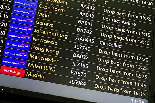 Auf einer Abflugsanzeige ist zu lesen, dass der Flug nach Johannesburg in Südafrika annulliert wurde.