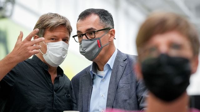 Der frühere Grünen-Chef Cem Özdemir (M) soll Agrarminister in einer künftigen Bundesregierung mit SPD und FDP werden. Der frühere Grünen-Chef Cem Özdemir (M) soll Agrarminister in einer künftigen Bundesregierung mit SPD und FDP werden.