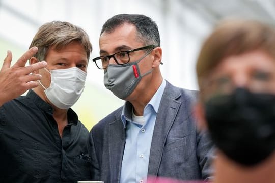 Der frühere Grünen-Chef Cem Özdemir (M) soll Agrarminister in einer künftigen Bundesregierung mit SPD und FDP werden.
