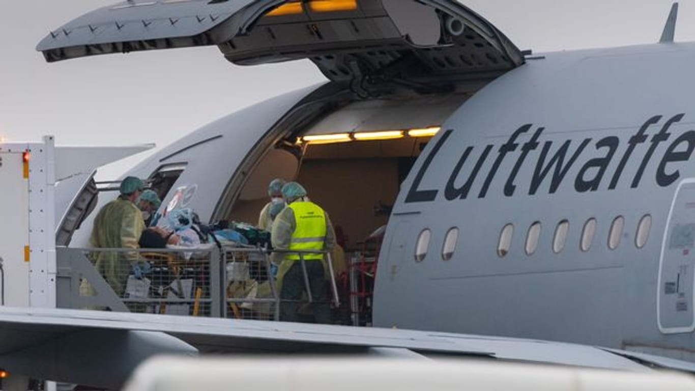 Ein Patient wird in ein Flugzeug der Bundeswehr auf dem Flughafen Memmingen gebracht.