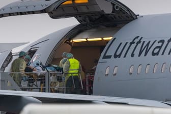 Ein Patient wird in ein Flugzeug der Bundeswehr auf dem Flughafen Memmingen gebracht.