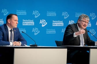 Die Bundesvorsitzenden der AfD, Jörg Meuthen (r.