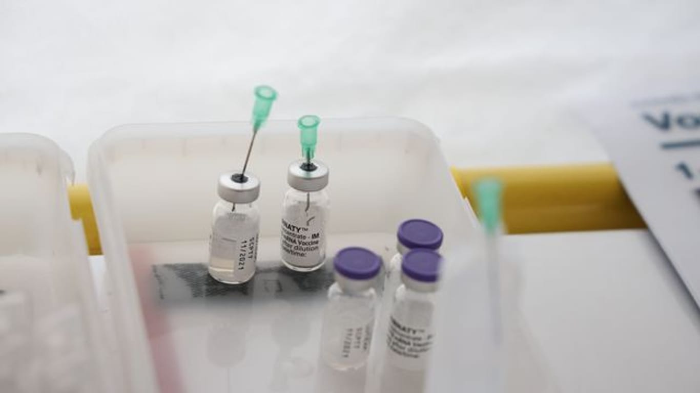 Spritzen und Ampullen mit dem Impfstoff von Biontech.
