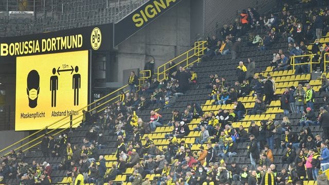 Fans sitzen vor einer Leinwand mit den Corona-Regeln im Stadion (Archivbild): Mehrere Tausend Dosen Impfstoff stehen für die Aktion im Signal-Iduna-Park bereit. Fans sitzen vor einer Leinwand mit den Corona-Regeln im Stadion (Archivbild): Mehrere Tausend Dosen Impfstoff stehen für die Aktion im Signal-Iduna-Park bereit.