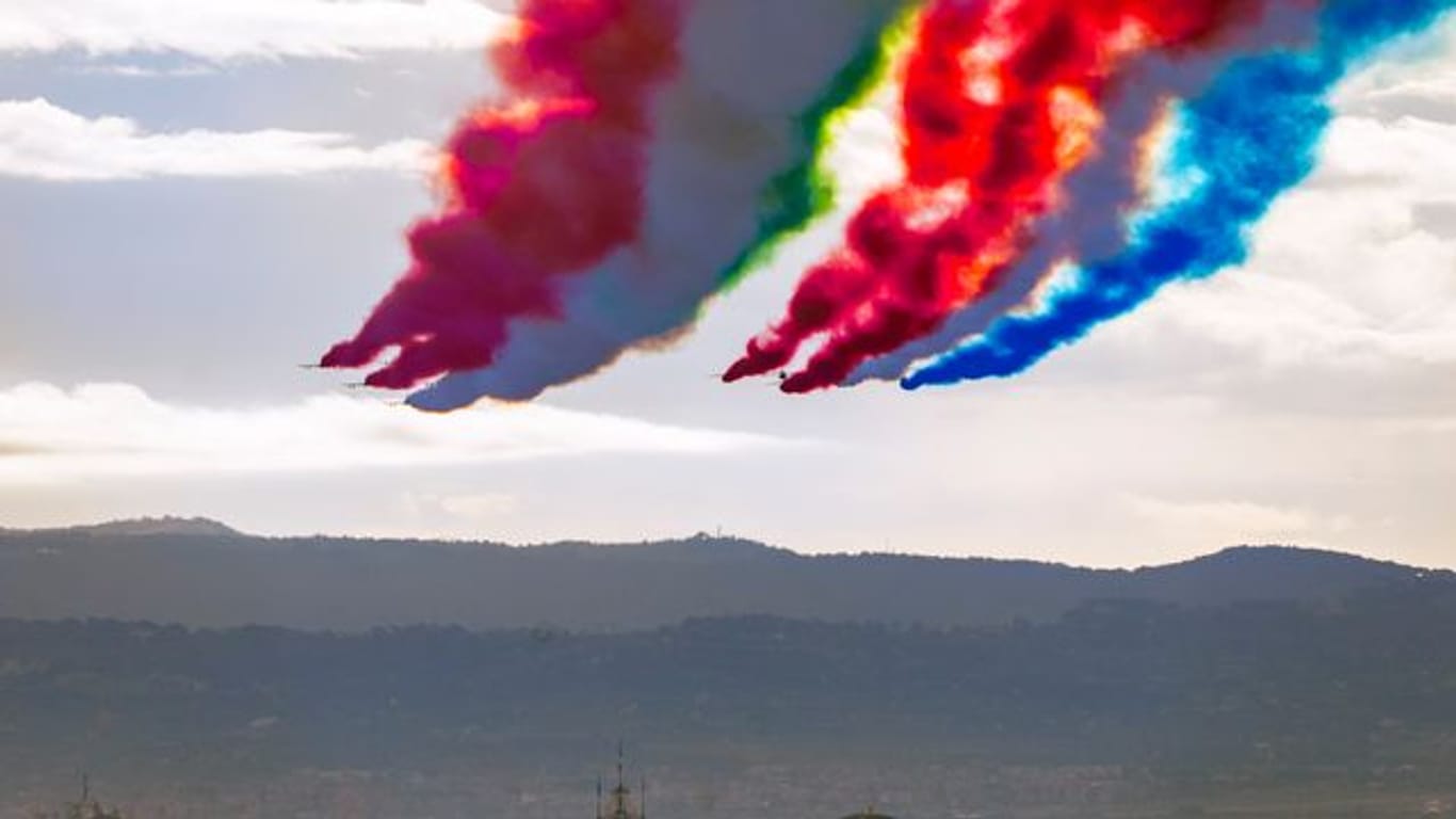 Die italienische Kunstflugstaffel "Frecce Tricolori" (links) und die Kunstflugstaffel der "Patrouille de France" hinterlassen am Himmel Kondensstreifen in den Farben der italienischen und französischen Nationalflagge.