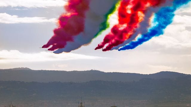 Die italienische Kunstflugstaffel "Frecce Tricolori" (links) und die Kunstflugstaffel der "Patrouille de France" hinterlassen am Himmel Kondensstreifen in den Farben der italienischen und französischen Nationalflagge.