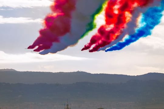 Die italienische Kunstflugstaffel "Frecce Tricolori" (links) und die Kunstflugstaffel der "Patrouille de France" hinterlassen am Himmel Kondensstreifen in den Farben der italienischen und französischen Nationalflagge.